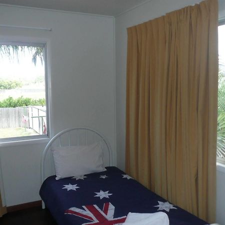 Ocean Breeze Apartments Bowen Bagian luar foto