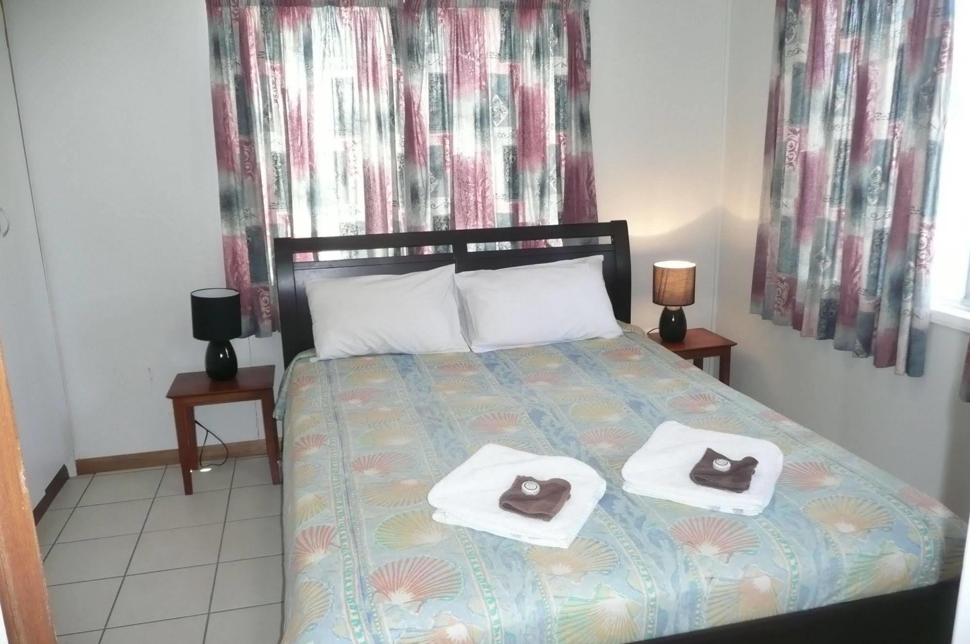 Ocean Breeze Apartments Bowen Bagian luar foto