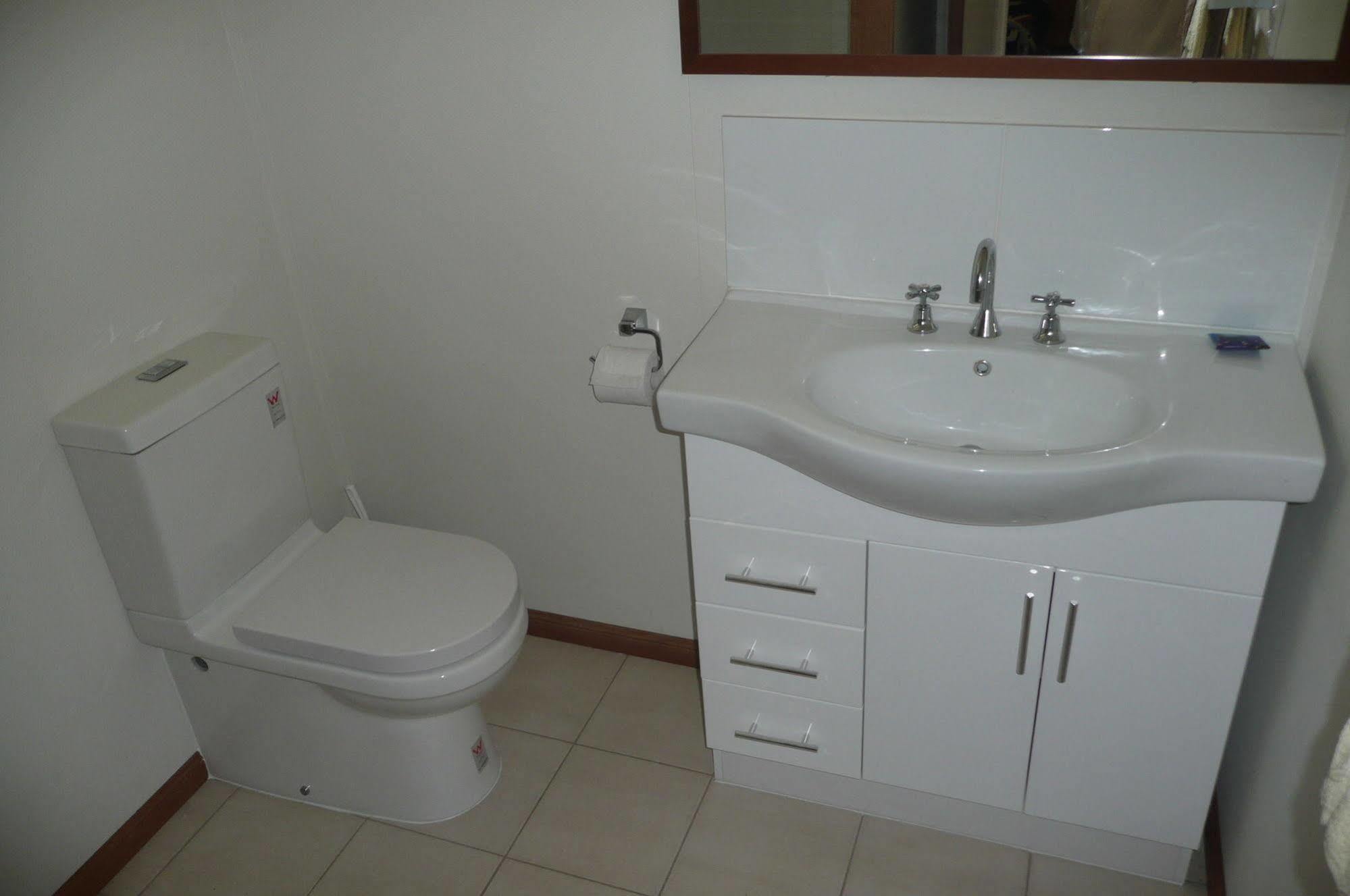 Ocean Breeze Apartments Bowen Bagian luar foto