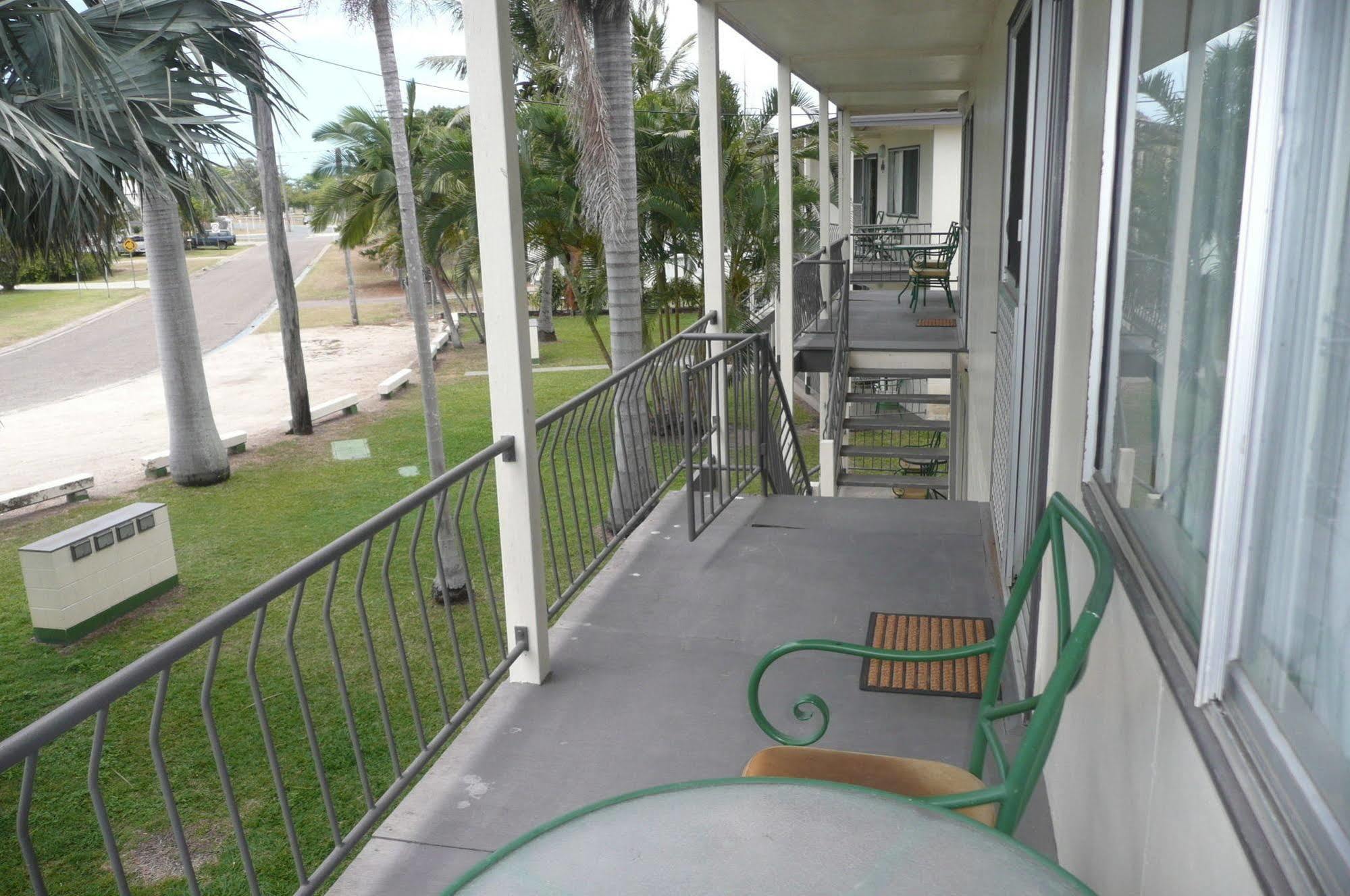Ocean Breeze Apartments Bowen Bagian luar foto